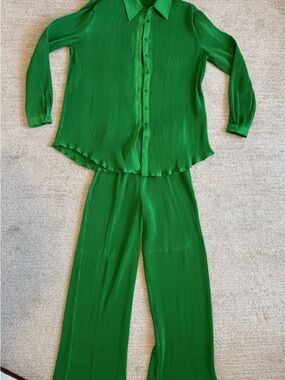 PrettyLittleThing Emerald Green Pleated Two-Piece Pantsuit